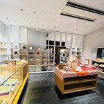 文明堂東京 - ◎店の奥に文明堂カフェがある。