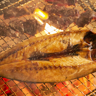 [The scent of binchotan charcoal whets your appetite] Enjoy traditional Japanese dried fish