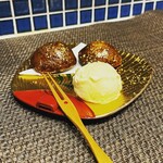 A sweet treat eaten with freshly fried karinto manju filled with jujube and ice cream.