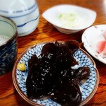 そば処鶴子 - 先に提供される薬味、きくらげのからし添え、赤かぶの甘酢漬け。そして大根のおろし汁