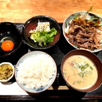 北新地 つきしろ - 黒毛和牛と10種類の野菜の粕汁と黒毛和牛肩バラ肉のすき焼き定食（温泉卵→生卵に変更してもらいました！税込1,300円）