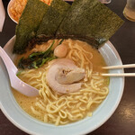 横浜家系ラーメン 魂心家 - 2022/11/22
            醤油ラーメン 大盛 500円 魂心家の日
            ライス無料