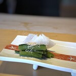 Tempura Sushi Hakata Shunshou - ◆ガリではなく、ほうれん草のお浸しとスライスした蕪の酢漬け。 シャリは米酢を使用され、普通程度の大きさ。お醤油を付けて頂きます。