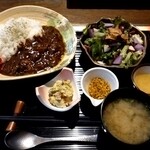 九州料理 二代目もつ鍋わたり - 牛すじカレー1300円（税込1430円）