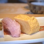 Tempura Sushi Hakata Shunshou - ＊タネは厚めに切られていて飾り包丁が入っていますから、食べやすい。 玉は少し甘めで好みのタイプ。