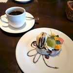 ITRIAN CAFE Piacere - 旬のフルーツロールケーキ。ブレンドコーヒー