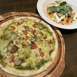 イタリアンカフェ ピアチェーレ - ゴボウとキノコのニンニクピッツァ。海老とチーズのトマトクリームペンネ