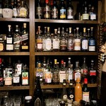 BAR武蔵 - お酒の並ぶ棚