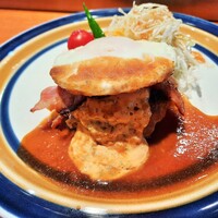 ステーキ 鉄板焼き Teppan&grill R 心斎橋 - お肉の旨味が濃いハンバーグに、もっちり黄身の目玉焼きや香ばしいベーコンがマッチ！BBQと特製タルタルのWソースで一層豪華な美味しさに♪