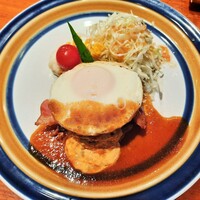 ステーキ 鉄板焼き Teppan&grill R 心斎橋 - ふっくら分厚いハンバーグに豪華トッピングが嬉しい！ハンバーグ、バーベキュー＆特製タルタルソース、ベーコン＆目玉焼き乗せ