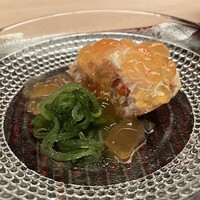 緒方 - ①この時期の味覚。雌の間人蟹ですね♪際立つのは濃厚な内子。身の甘みと相まって一品目から幸せ。土佐酢ジュレが引き締め役でよい働きをしてくれています。青もずくの食感もまた楽しいです。