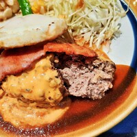 ステーキ 鉄板焼き Teppan&grill R 心斎橋 - 上質な国産和牛と国産豚を使った肉肉しいハンバーグ♪ほんのりスパイシーな和風BBQソースや、甘酸っぱく爽やかな特製タルタルソースがマッチ