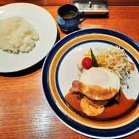ステーキ 鉄板焼き Teppan&grill R 心斎橋 - ライスにオニオンコンソメスープ、野菜サラダやバターコーン付き♪ソースが選べるハンバーグプレート（150g）1,000円