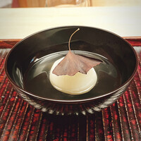 緒方 - ②黒と白の世界。水墨画のようです。銀杏の葉は炭化させているので食べられます。小蕪は素材の甘みがよく引き出されています。蕪の甘みと出汁の節系の旨みが好バランス。