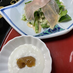 Hamaakari Chouonkaku - 生ハムサラダ 自家製玉葱ドレッシング、自家製ヨーグルト 自家製いちじくのジャム添え