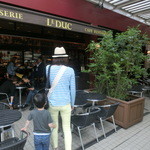 テラス席に着席です