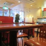 カフェ・ベローチェ - 全店共通の海老茶色使用