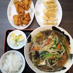 万八らーめん - 料理写真:ニラレバ麺とサービスライス、鶏唐揚げハーフ、餃子