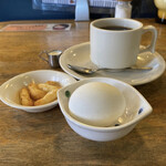Ashibi - ゆで卵、ホットコーヒー