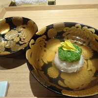 料理屋 植むら - お椀　毛蟹の真丈　良く菊の品評会で見るような見事な菊の器