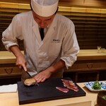 日本料理 柳燕 - 鴨肉を切りつける野呂大将