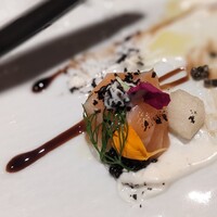 BALCONE SHIBUYA - 黒のバルサミコソースと白の洋梨のソース、黒い粉はオリーブパウダー