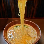 お食事処 市玄 - 湯気が上がる縮れ細麺✨