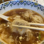 Rairai Ken - 雲呑の皮はスープを吸って柔らかくなってるのでレンゲで、箸では餡のみ。