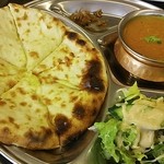 Ganesha - ダルカレー500円 プラス200円でチーズナンに変更