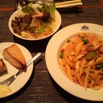 アルバトロス - 夜のパスタセット、Aからし入りひき肉とは竹のパスタトマト味+サラダ・パン　900円