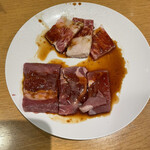 Yakiniku Kingu - カルビ（タレ）とロース（タレ）、ロース肉は割とさっぱりしています。同じようにタレがかけてあるので、タレの味が中心になります。何もかけてない肉があっても良いような気がします。