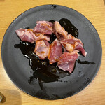 焼肉きんぐ - やみつきハラミ（ポーク）タレ。少し形が不恰好なので焼き返しの手間が多くなるので、途中で火力を抑えましょう。濃厚で赤身の印象が強いハラミなのですが、食べた感じは、旨味自体は少なくあっさりしたイメージ。