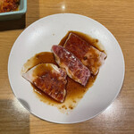 焼肉きんぐ - カルビ（タレ）、脂の部分と赤身の部分に少し差があるので、食べる箇所により評価が変わるのですが、割と脂は、少なめです。普通のカルビ一人前を頼んでいます。2人前づつ頼む方が良いようですね。