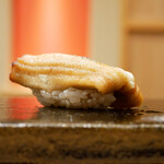 鮨 十兵衛 - ◇穴子（対馬）
      シャリと同じ食感でまとまっていく身。綺麗な香りが抜けていけば、山椒の香りがほのかに乗せて、やわらかなえんみで全体の味わいを締める。