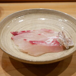 鮨 十兵衛 - ◆もみじ鯛（淡路）
      皮目をサッと湯切り。
      塩と醤油のどちらも合うとのことでお好みで。