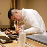 鮨 十兵衛 - 茹でたて熱々を鮮度よく捌いていきます