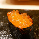 鮨 十兵衛 - まず膨らむ海苔の優しい風味。醤油漬けは穏やかな味で、弾けて広がるミネラルが全体を円やかな旨味で包む。