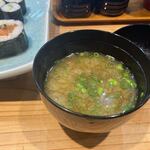 九州 はかた 大吉寿司 PREMIUM - 添えられた味噌汁はモズクの入った味噌汁でした。