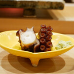 鮨 十兵衛 - ◆蛸のやわらか煮
      ムチムチと踏み込みを感じる食感、そこから香りがしっかり立ち上がり、広がる旨味と共にどこまでも香りであふれる。