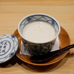 鮨 十兵衛 - ◆真鱈の白子 茶碗蒸し
      白子に低温で熱を入れてソースとして茶碗蒸しを綴じてあります。