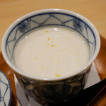 鮨 十兵衛 - 口当たりから口内を染める濃厚な白子ソース。クリーミーなコクと奥行きのある旨味が玉子出汁の甘みと交わり、熱とともに抜群の味を放つ！