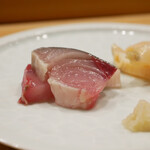 鮨 十兵衛 - ◆ゴマサバ（福井）
      穏やかなタッチでしっとりトロけるように馴染み、旨味を放つ鯖。