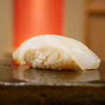 鮨 十兵衛 - ◇ケンサキイカ
      歯の踏み込みはねっとりと馴染みを覚え、醤油が味をつくりながらも感じるシャリの旨さ。