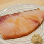 鮨 十兵衛 - しっとりと口へと馴染み、身の旨みに合わせるように相乗させる醤油の優しい旨味。 時折、皮目の香ばしさが鼻へと抜けていき、彩りのある立体感を与える。