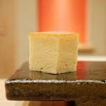 鮨 十兵衛 - ◇玉子
      甘エビを入れた玉子焼き。
      しっとりと旨味を伝え、海老の風味がおいしさを彩る。