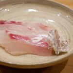 鮨 十兵衛 - 歯応えからムチムチと身の甘みが広がり、口内にしっとりと吸い付くように馴染む。噛みしめるほどに旨味がしっかり高まり、確実な味を届ける。
      醤油にさっと広がる油膜、塩との相性は抜群。