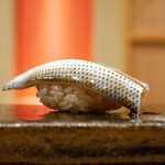 鮨 十兵衛 - ◇小鰭
      今回の握りで鮪の次に印象に残ったネタ。
      小鰭に合わせるようにシャリを変え、咀嚼から旨味とコクがしっかり引き出され、実に心地よい酸味が断続的に溢れ渡る。飲み込みたくないうまさ際立つ一貫。