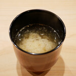 鮨 十兵衛 - ○お椀：ボタンエビの頭の出汁
      風味良く、出汁の旨味が沁み入る味わい。