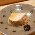 鮨 十兵衛 - 前回同様にカスタードプリン！
      強い甘旨味が素晴らしい味わいで、味噌の旨味とコク、そして香りを纏うことで落ち着いた旨味で着地。
      悩ましい口どけと余韻の幅！これはもうめっちゃ美味い！