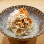 鮨 十兵衛 - シャリの上に3色に彩られる身と内子と外子。